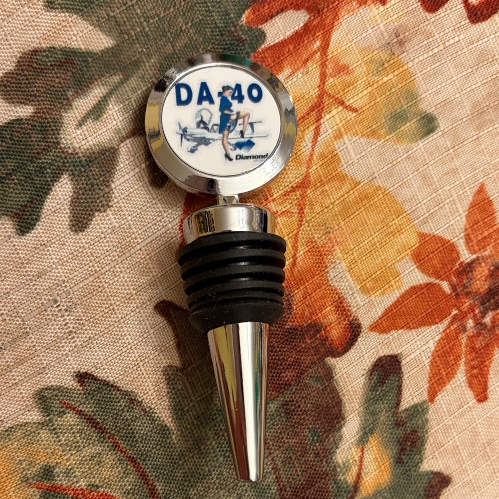 DA40 Diamond plane pin-up wine stopper new pilot gift